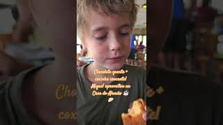 Chocolate quente + coxinha crocante! Miguel aproveitou na Casa do Alemão ☕🥟 #shorts #casadoalemão