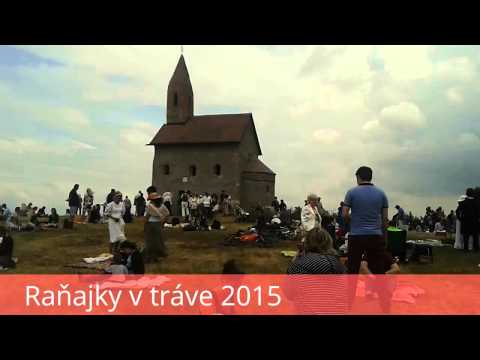 Piknik pri Dražovskom kostolíku: Raňajky v tráve prilákali stovky ľudí
