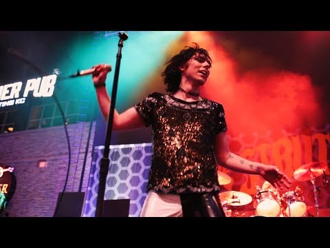 download lagu mp3 mp4 The Struts Young Dangerous, download lagu The Struts Young Dangerous gratis, unduh video klip The Struts Young Dangerous