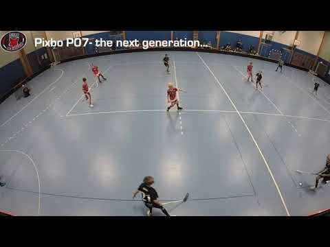 Thomas#7 droppar fin till Emil#93 som på volley slår till i bortre    Pixbo P07