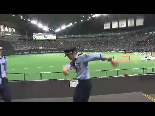 突然踊りだした警備員にスタンド大盛り上がり!! 2015/9/30 F-M