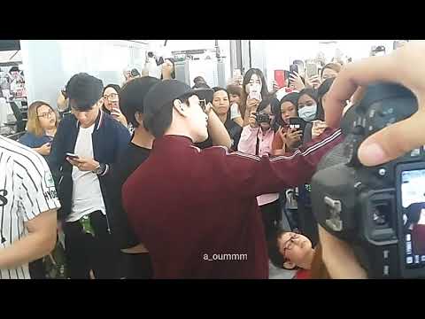 cute moment ♡| (คริส สิงโต) Krist - Singto at the airport (180316)
