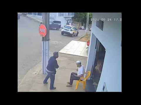 EM MINAS GERAIS, FORAGIDO DA JUSTIÇA PULA DO SEGUNDO ANDAR DE PRÉDIO PARA FUGIR DA POLÍCIA