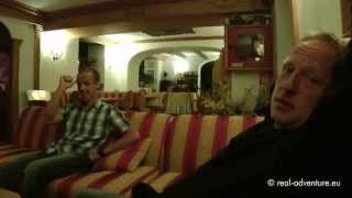 preview picture of video 'Abendlicher Rundgang durch das mondäne Cortina d'Ampezzo - Abenteuer Alpin 2011 (Folge 6.9)'