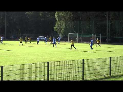 Bramka dla gospodarzy z meczu Ryś Laski - Wicher Kobyłka 1:1. 13.08.2013