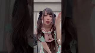 【TikTok】胸元全開コスプレ美女