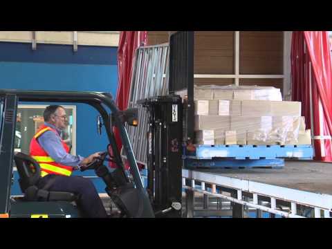 Loading pallets onto a truck tray safely