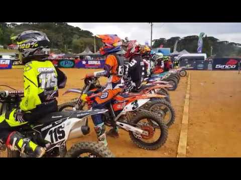 Largada Categoria Junior - A garotada acelera muito forte (ronco das importadas KTM, CRF, YZ,KX)