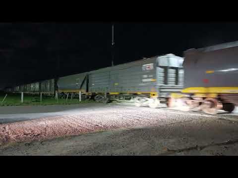 Gt- 22 (9102) +Alco (8255) con un Tren Cargado de N.C.A a su paso por "Beltrán" en plena madrugada🚂🌃