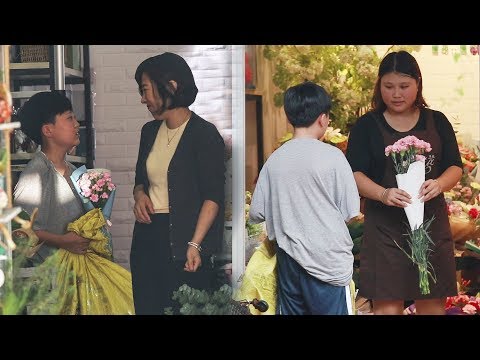 男孩用賣廢品的錢為媽媽買花，有店主心疼他：隨便挑，不要錢！