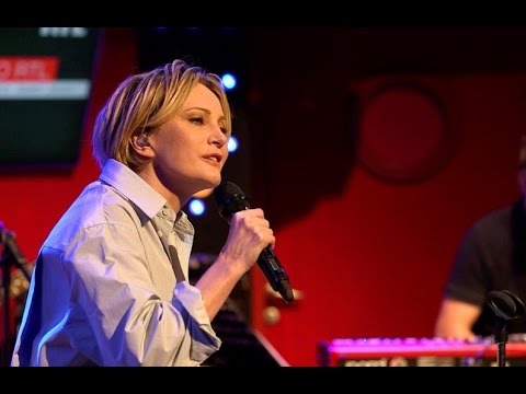 Il me dit que je suis belle (Live) - Patricia Kaas dans le Grand Studio RTL
