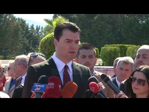 Homazhe për Ditën e Dëshmorëve - Top Channel Albania - News - Lajme