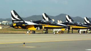 preview picture of video 'Korea Aerospace T-50B Golden Eagle @ OSAN BASE AIR POWER DAY 2011'