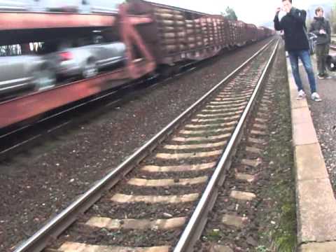 Průjezd nákladní vlaku stanicí dobřichovice