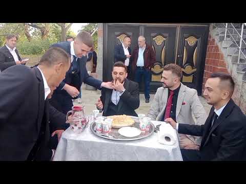 Oyun havaları ile gelin damat ve arkadaşları grup yıldız orkestra eşliğinde doyasıya eğlendiler.
