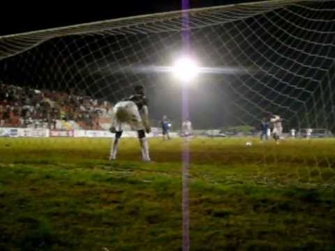 Valença marca de pênalti para o Alvirrubro na partida Inter-SM 1 x 4 Aimoré.