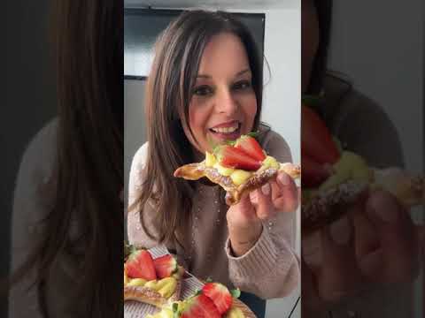 Dolci con sfoglia, crema e fragole