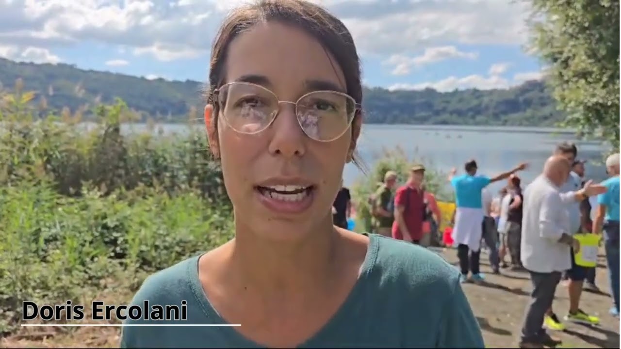 Allarme prosciugamento lago di Nemi: gli attivisti portano l’acqua con i secchi