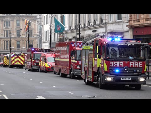 Fire engines rush to serious fire in Trafalgar Square 🚒