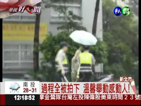 熱心男助拾荒老 車陣中撿瓶罐
