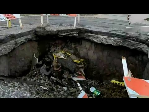 Detroit residents fight to get sinkhole fixed