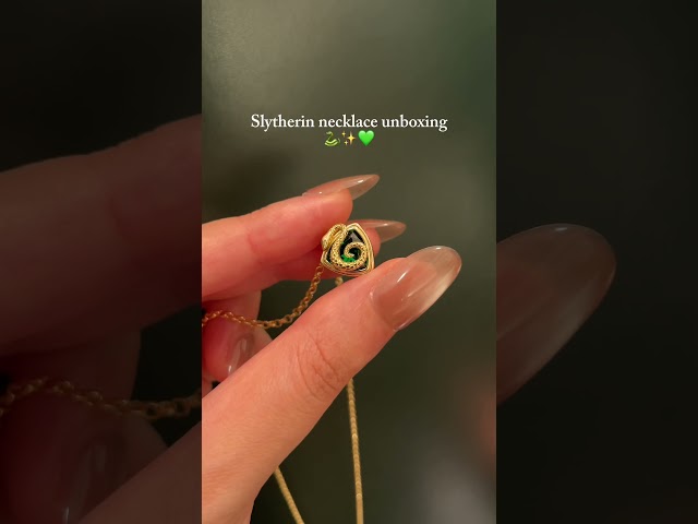 Vídeo relacionado con Harry Potter - Colgante y collar chapado en plata Slytherin