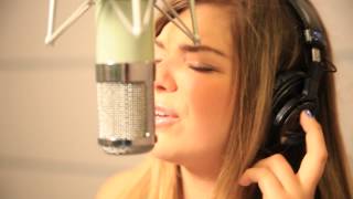 Caroline Costa - Me voici (clip officiel) [Official Music Video]