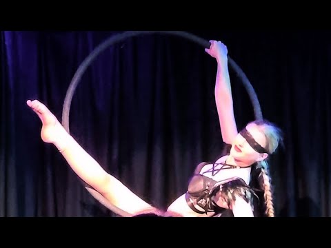 Blindfolded, This Woman Performs A Sexy Acrobatic Show
