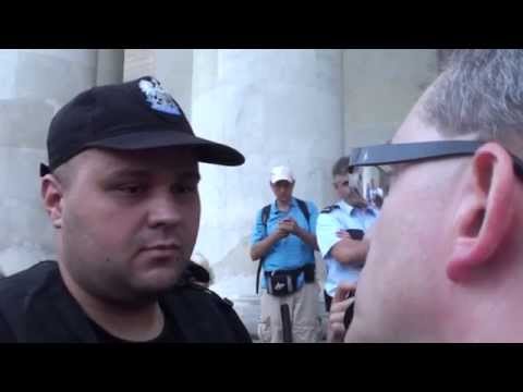 Grzegorz Braun daje wykład policjantowi podczas...