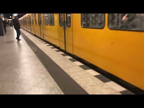 F84/F90 U-Bahn Berlin ankommen Richard Wagner Platz.