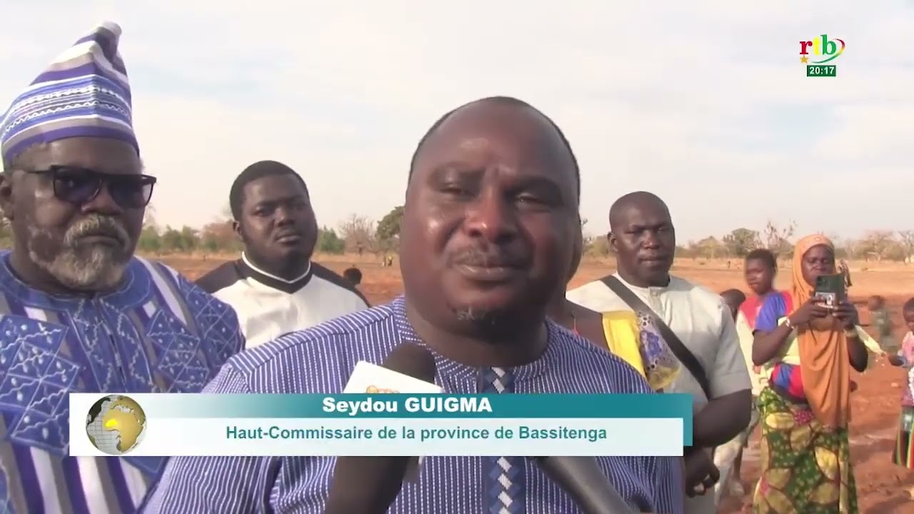 Le guérisseur El Hadj Saidou BIKIENGA offre du matériel agricole aux PDI de Nagréongo