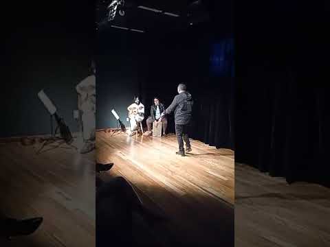 Tiago Nogueira cantando a música Engodo no Sarau em São José SC