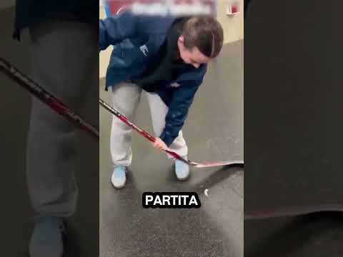 Perché i giocatori di hockey rompono i bastoni prima della partita