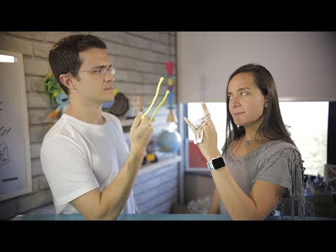 Part of a video titled Como Enrolar os Fones de Ouvido ou Qualquer Cabo | Marília Guimarães