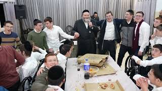 ר' מיכאל שטרייכר עם השיר 'בשם השם' בקומזיץ בישיבה בברכפלד