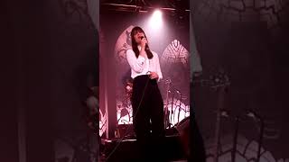 Clara LUCIANI interprète pour sa maman Bahia de Véronique Sanson à Marseille, le 13 mars 2019 !