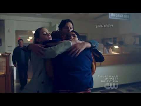 Riverdale 2×01 The gang finds out about Fred | Archie talks to his mom