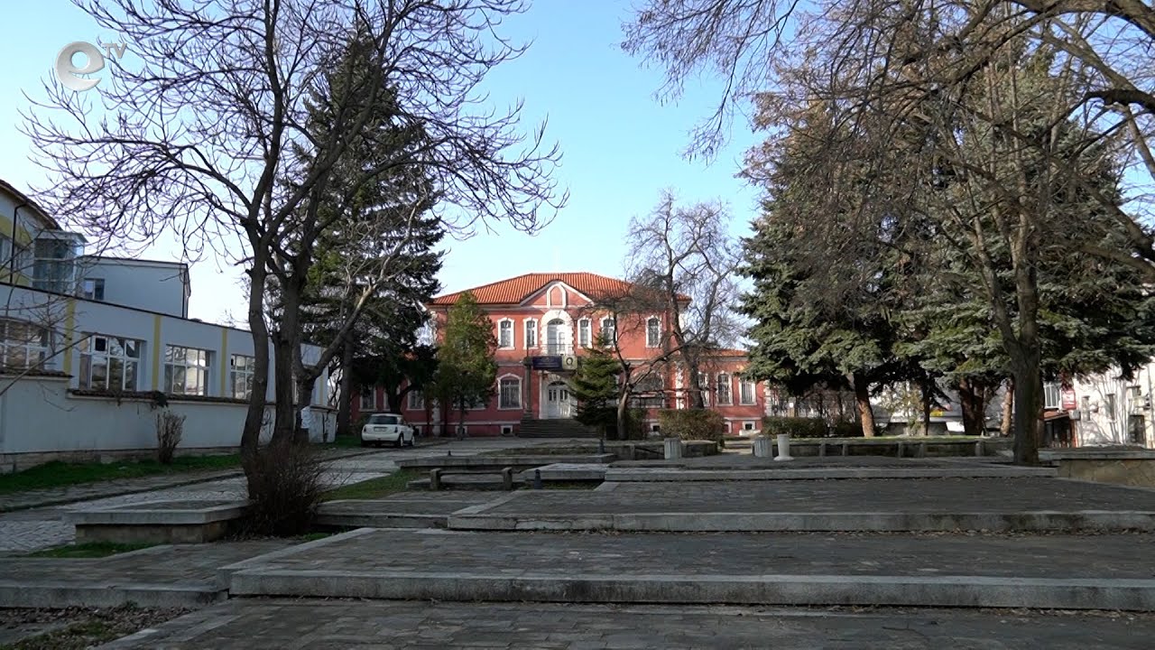 Ремонтираха покрива на художествената галерия в Кърджали, но сградата е в лошо състояние