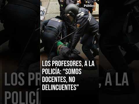 “Somos docentes, no delincuentes”: La policía carga duramente contra los profesores en huelga