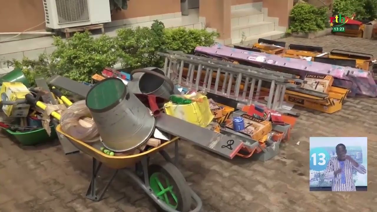 Insertion socioprofessionnelle des jeunes : des apprenants reçoivent des kits d’installation