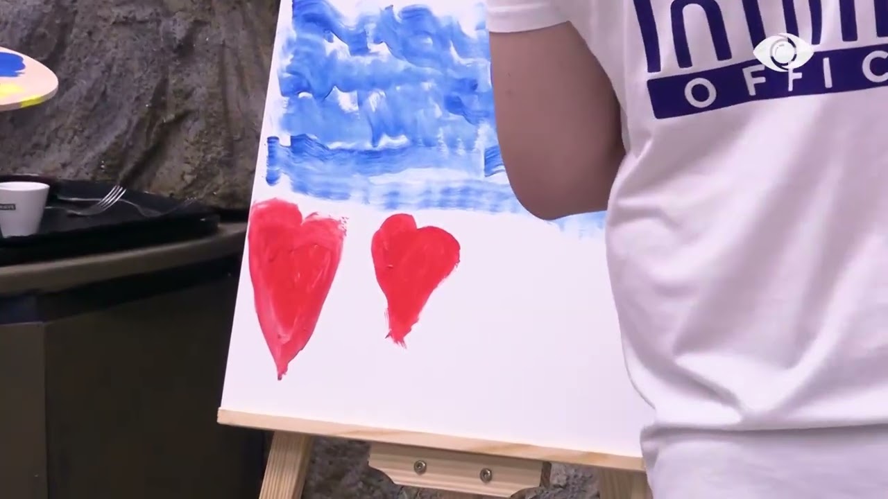 “Një zemër e madhe, dhe një zemër e vogël”/ Miri i shpjegon banorëve pikturën