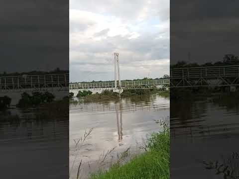 puente  que va a la isla taranti. termas de Río hondo Santiago del Estero   inundado en la costanera