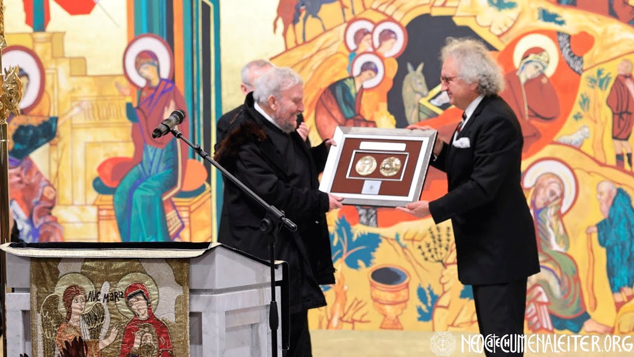 Kiko Argüello recibe la medalla «Per Artem ad Deum»