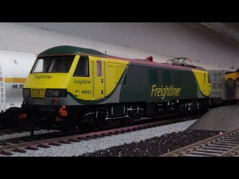 Bachmann 32-612 | Class 90 | Electric Locomotive | 90042 | Freightliner | OO Gauge | Review | HD