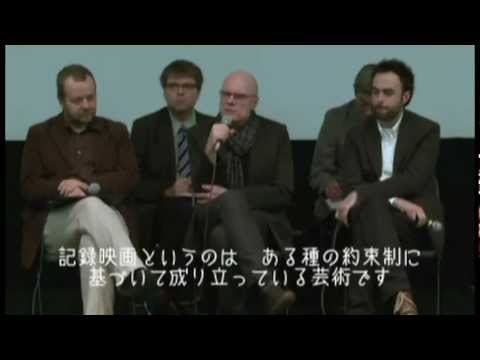 「世界の夜明けから夕暮れまで」披露試写後の会見の様子