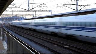 preview picture of video 'Shinkansen N700 series passing by another Shinkansen at Odawara Station (Japan)'