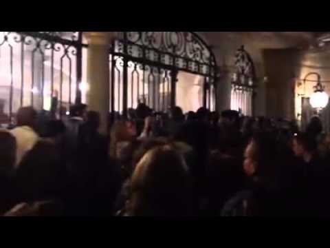 Curaj.TV // Cetățenii au forțat porțile Ambasadei române la Paris