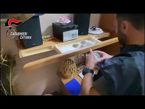 Catania, una mensola del soggiorno il nascondiglio segreto della droga: 61enne arrestato (VIDEO)
