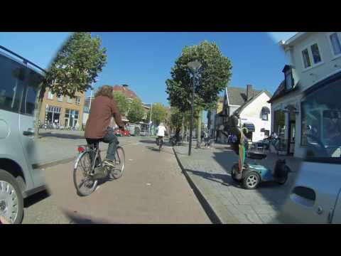 @033odf Harry Settels op de fiets richting de Hendrik van Viandenstraat