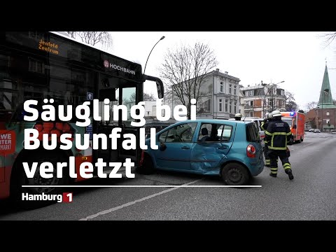 Linienbus kollidiert mit PKW - Passagierin mit Säugling stürzt